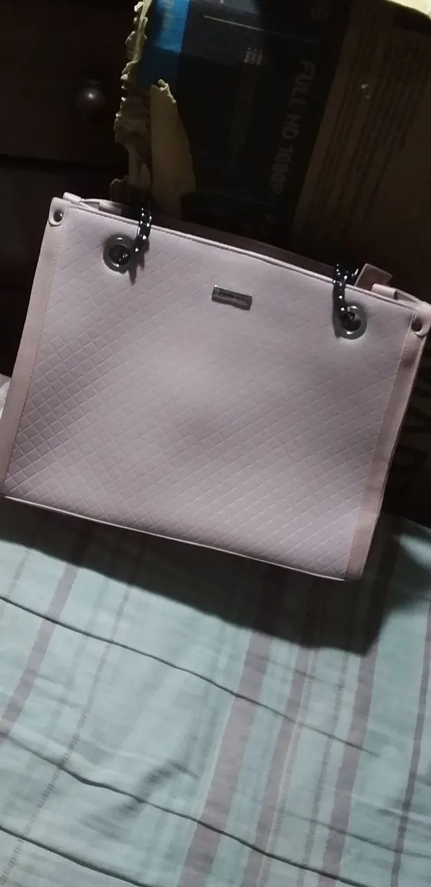 Bolsa de Ombro Rosa com Detalhes em Corrente - Foto 3