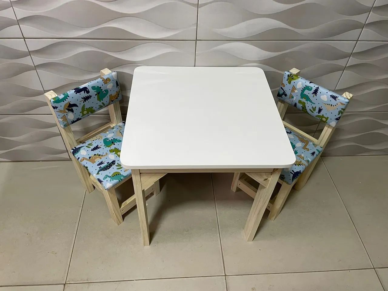 Mesa baú, com estampa de dinossauro 