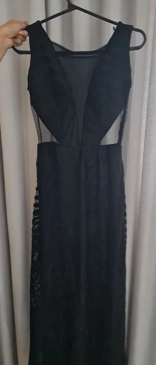  Belíssimo Vestido Longo Preto com Detalhes em Renda e tule 