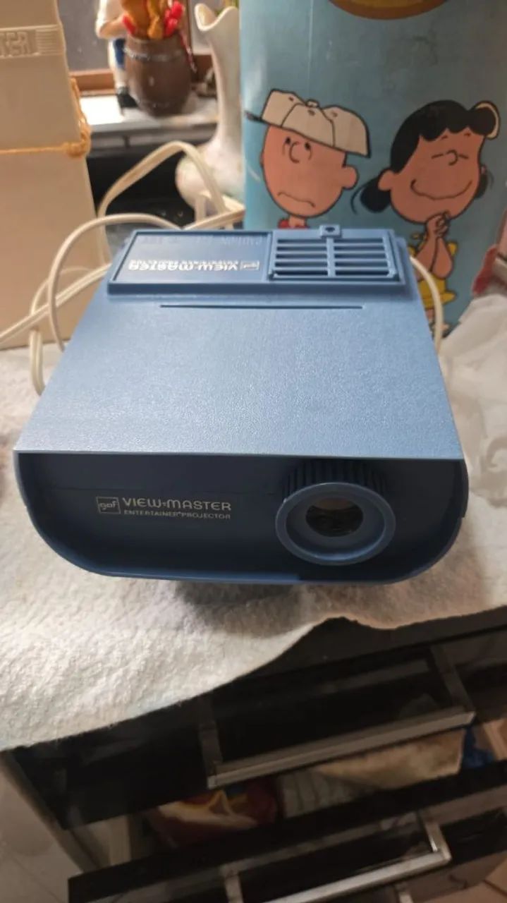 Relíquia View-Master: Projetor Vintage, Caixa com 50+ Discos e Lata Snoopy - Foto 2