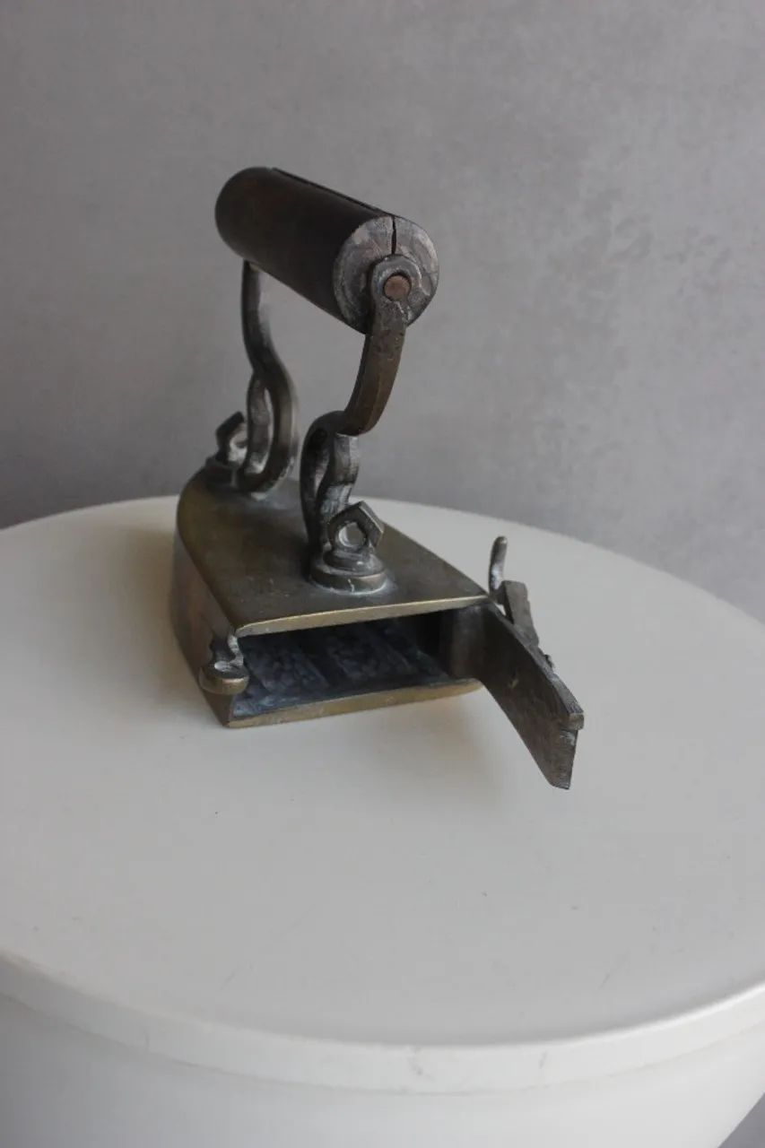 Antigo ferro de passar a brasa (em bronze) - Foto 5