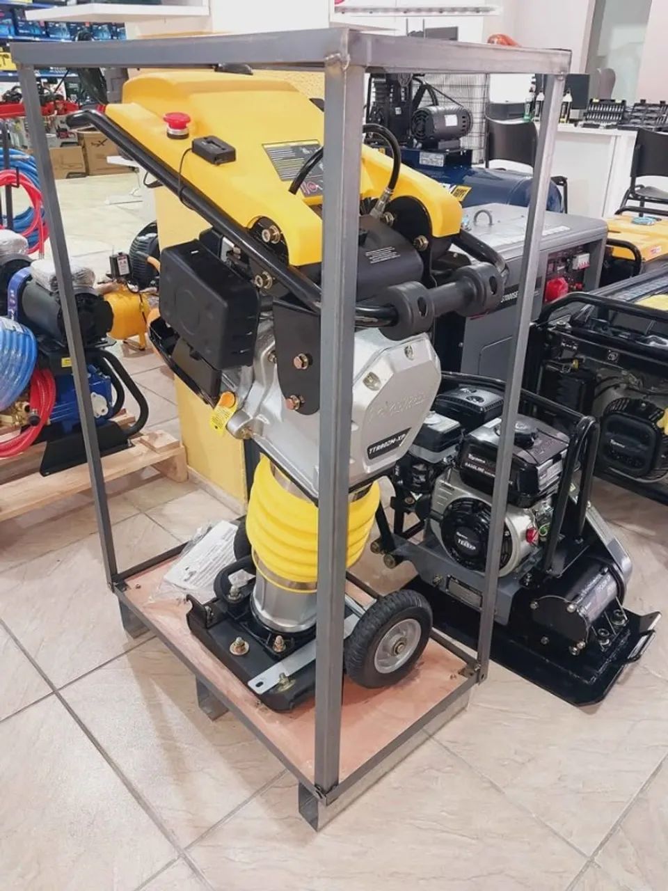 Compactador de solo a percussão gasolina Toyama (Novo) - Foto 3