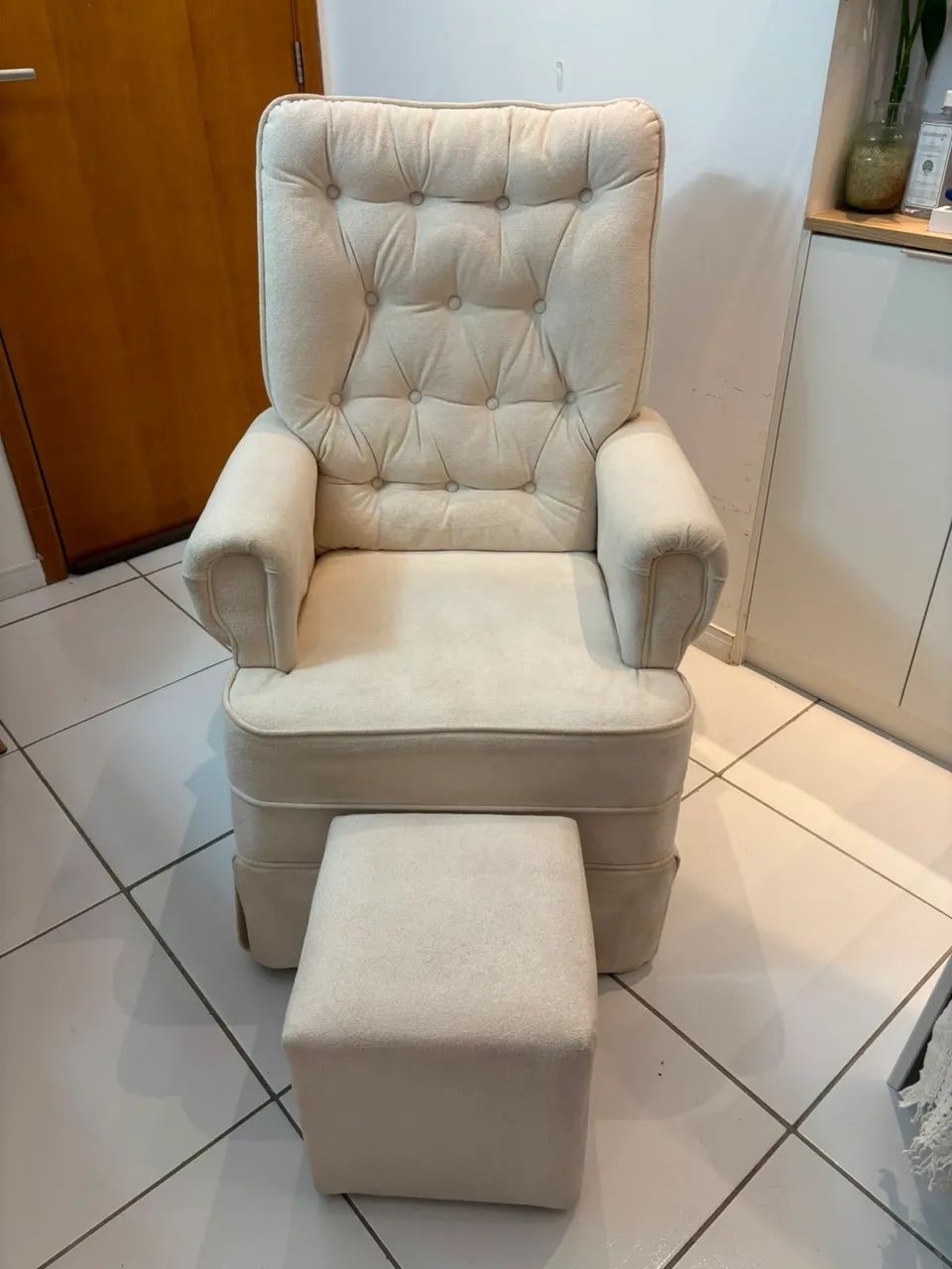 Poltrona de amamentação com puf