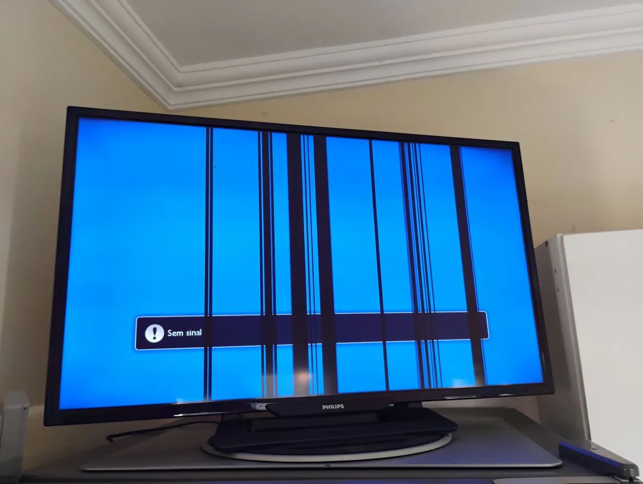 Vendo TV 32 Polegadas, com sinais de luzes .. É Bom para desmanche...marca Philips  - Foto 4