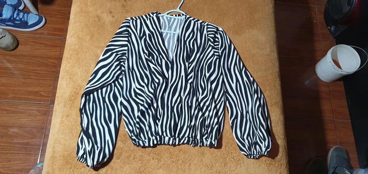 Blusa feminina preta estampada - Foto 2