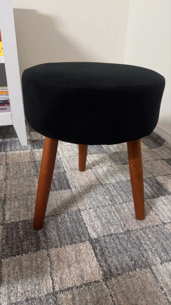 Mesa de centro Bege e Par de Bancos Pretos com Pés de Madeira  - Foto 3