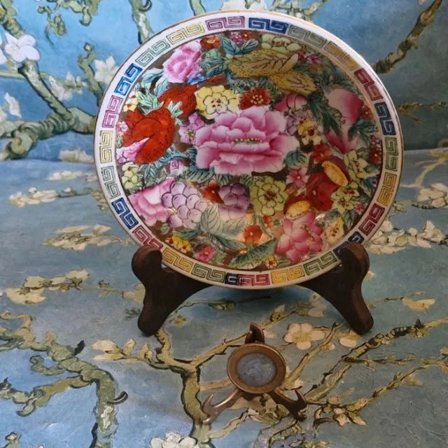 Conjunto decorativo de porcelana chinesa vintage. Dois itens: prato 15 cm e uma xicrinha  - Foto 3