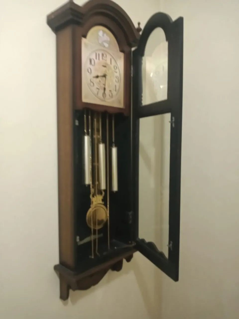 Relógio de Parede Rústico com Pêndulo