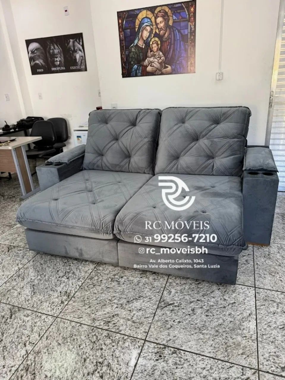 Sofá Retrátil Reclinável Cuiabá com Porta Copos D33 Molas Ensacadas - Foto 2