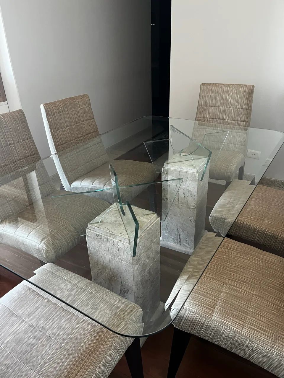 Mesa com tampo de vidro com acabamento bisotê  com 6 cadeiras  - Foto 2