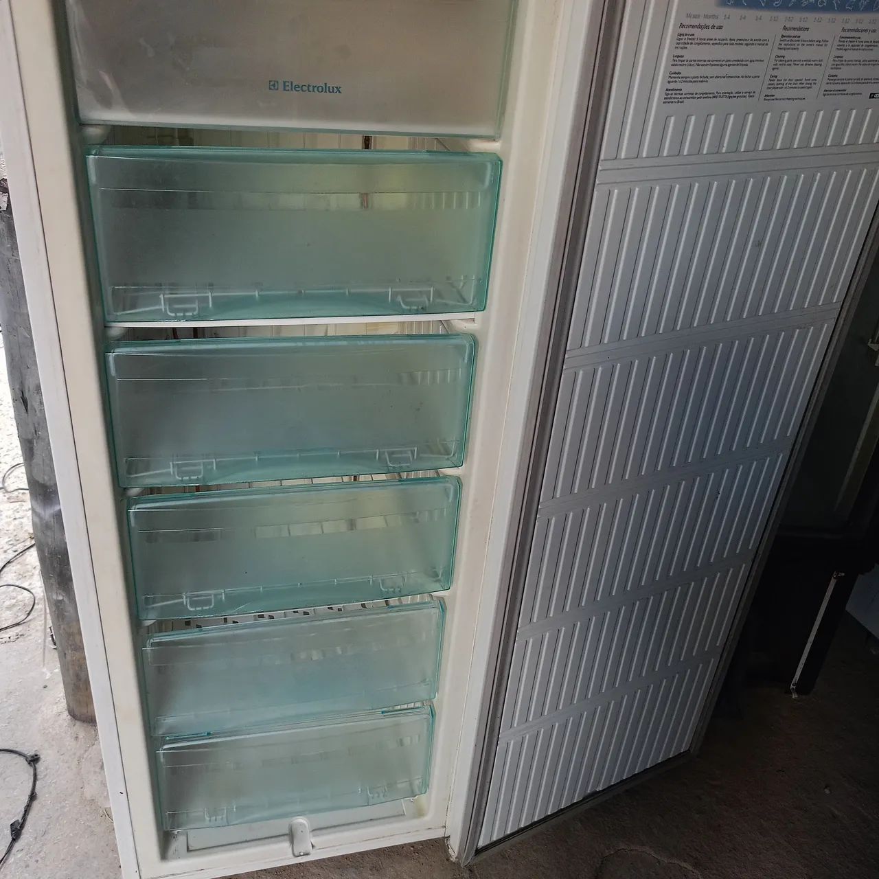Freezer vertical Eletrolux F21  - Foto 2
