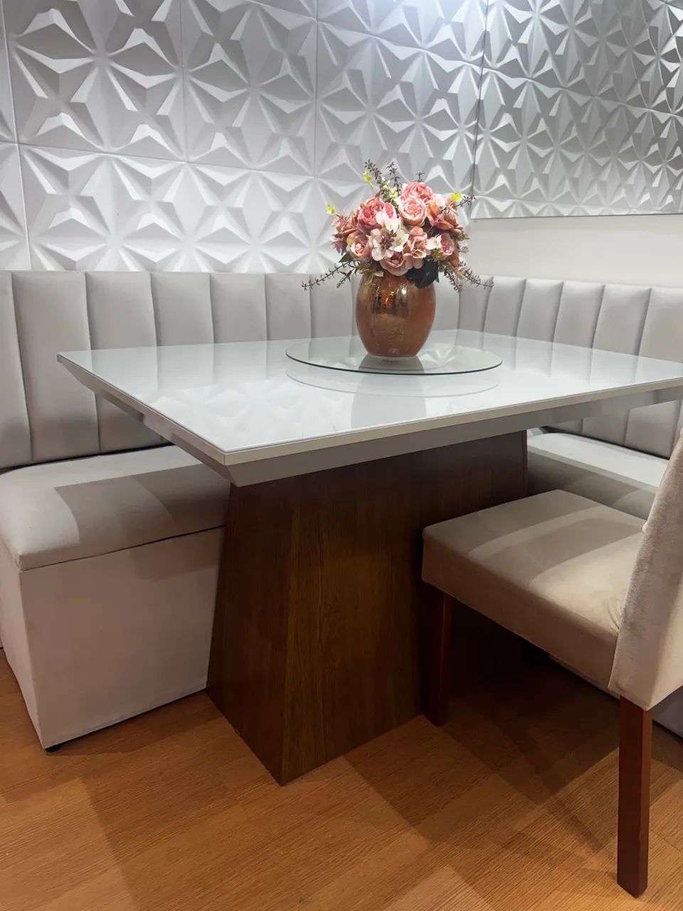 Mesa de jantar com duas cadeiras