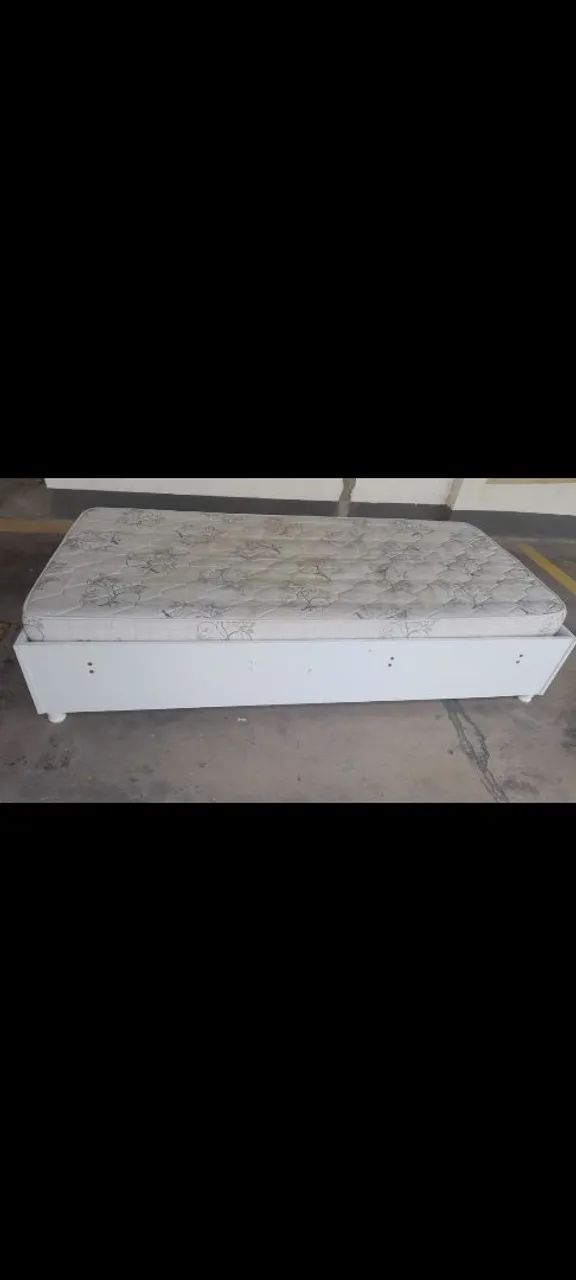 Cama solteiro mdf com colchão.