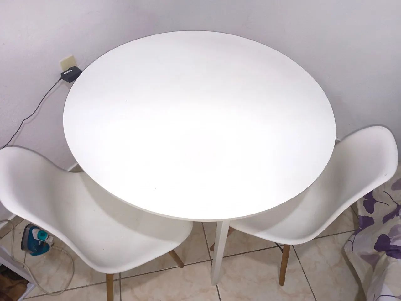 Mesa branca com 4 cadeiras 