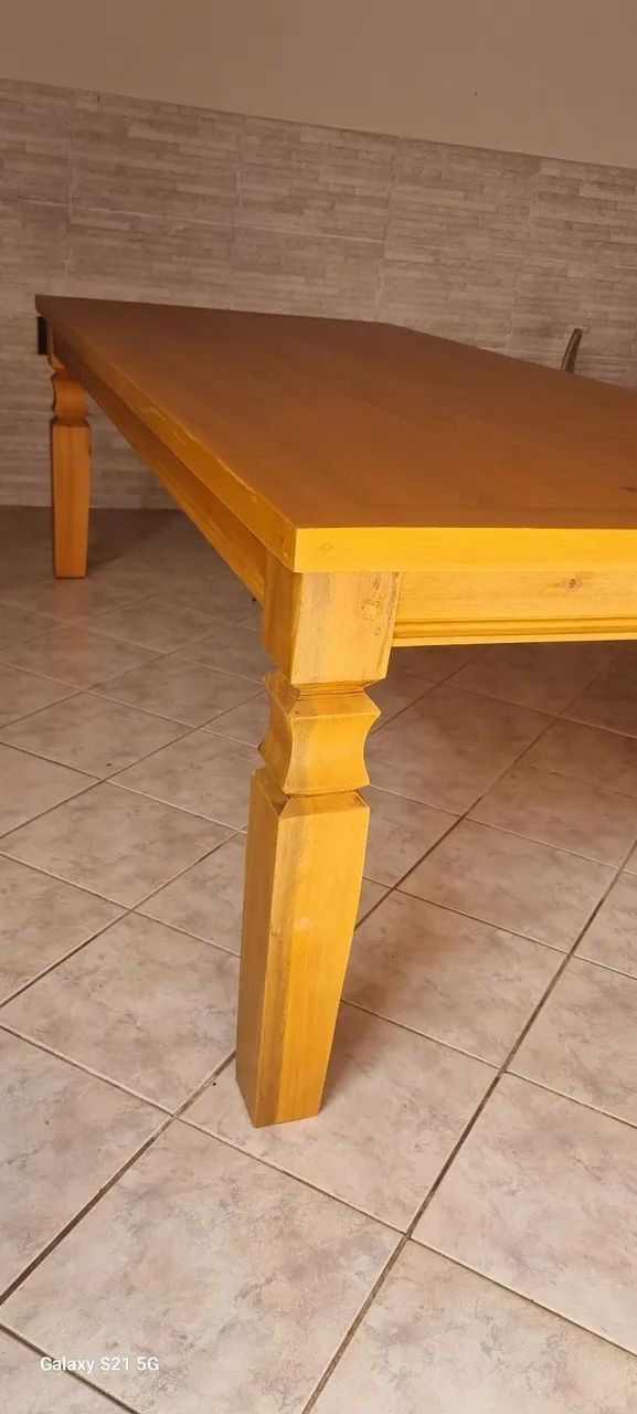 Mesa de madeira nova
