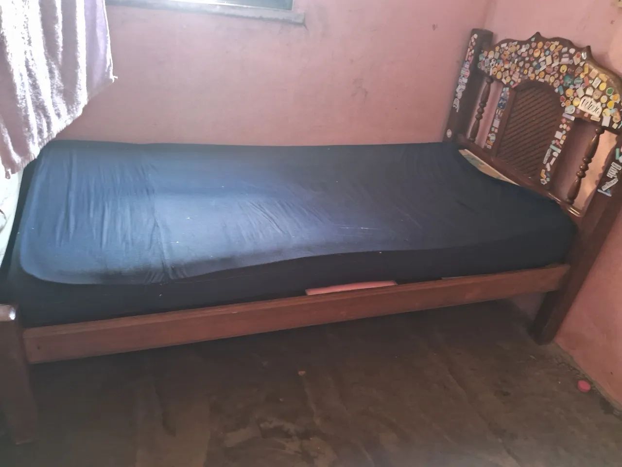 Vendo cama de madeira solteiro - Foto 2