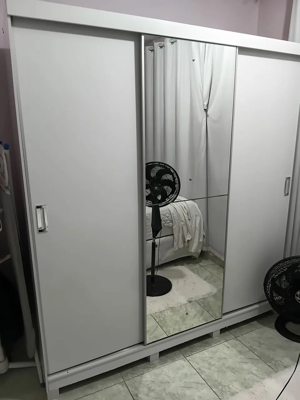 Guarda roupa branco de correr com espelho 