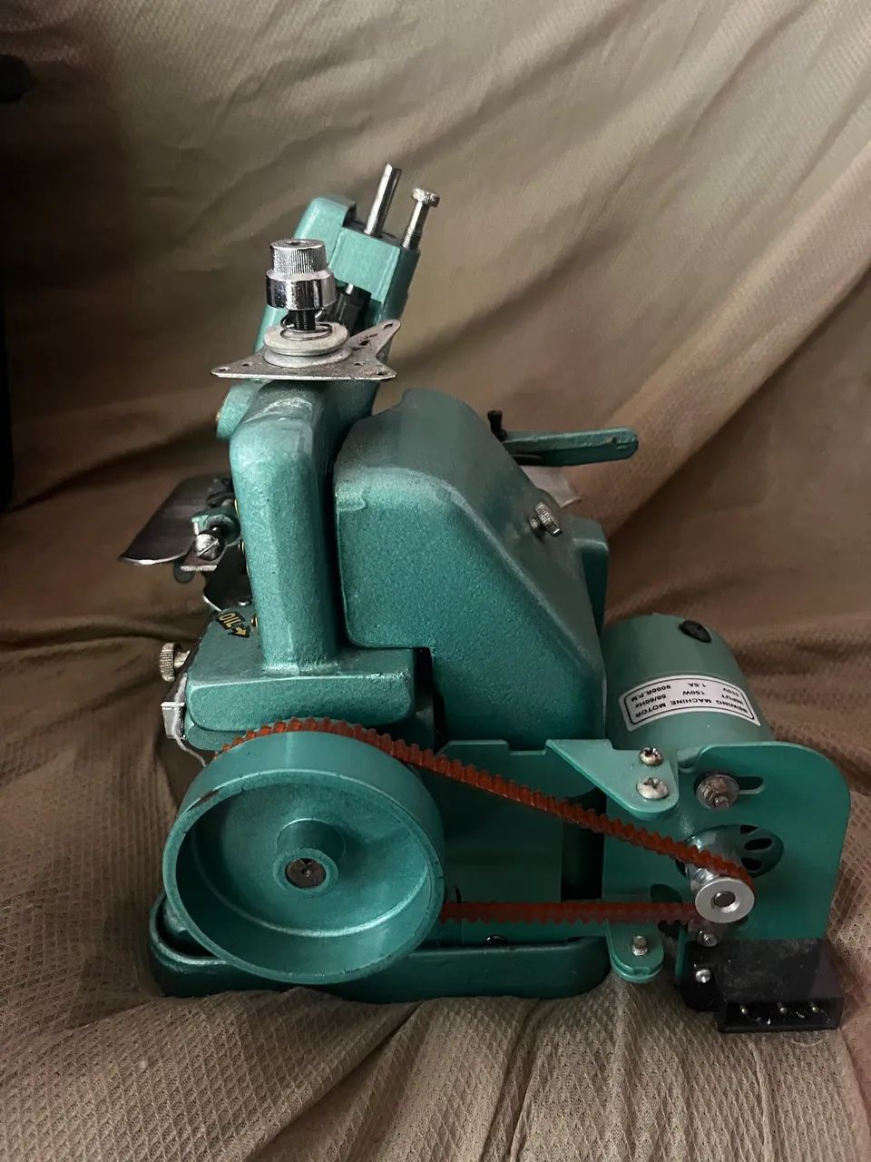 Máquina de costura overlock chinesinha 