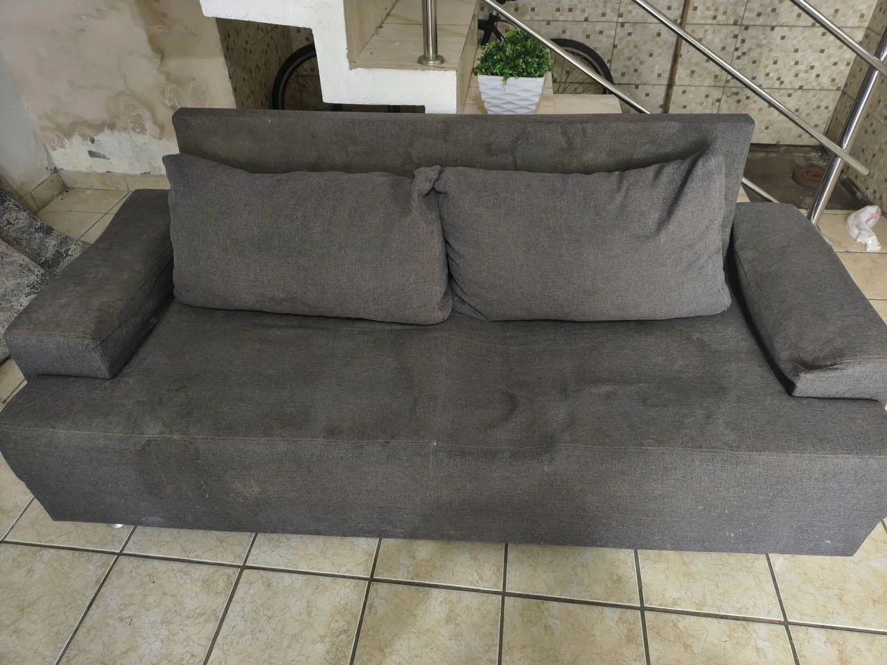 Sofá cinza de 3 lugares