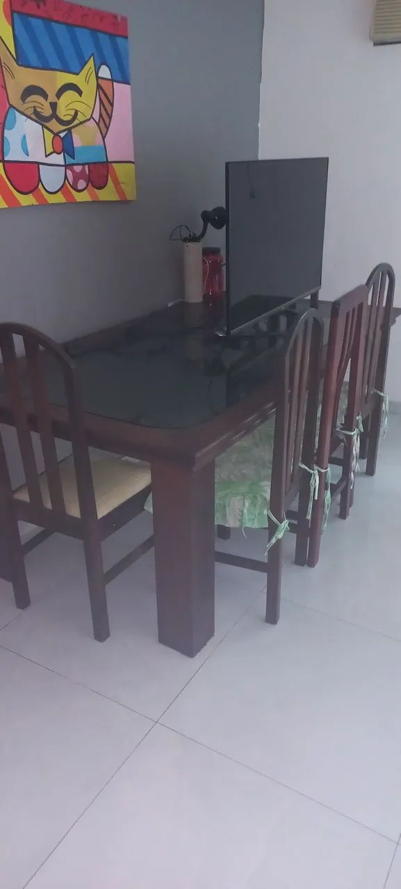 Mesa de madeira maciça com tampo em vidro + 6 cadeiras - Foto 2