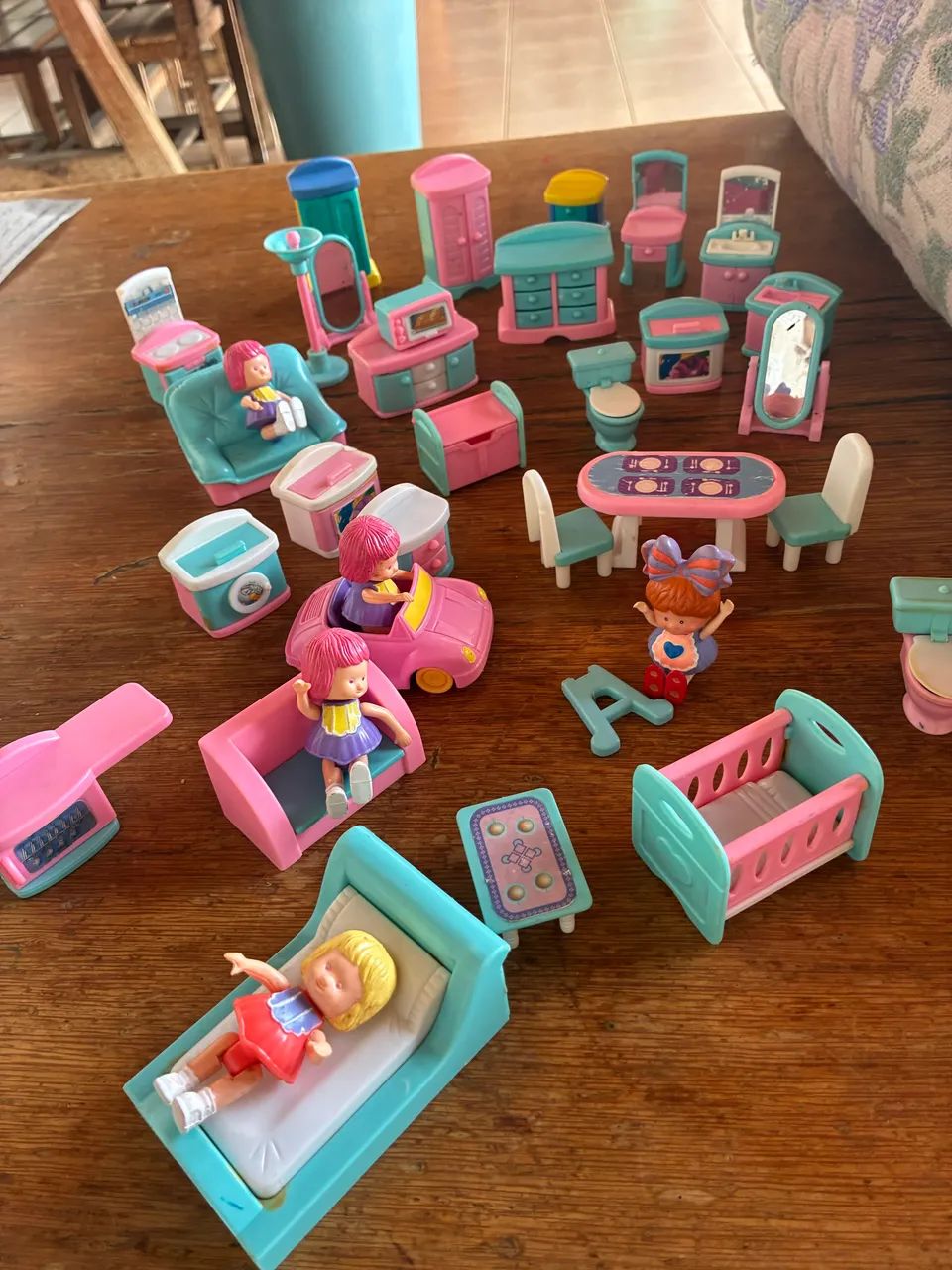 Lote mini móveis e bonecas  - Foto 2