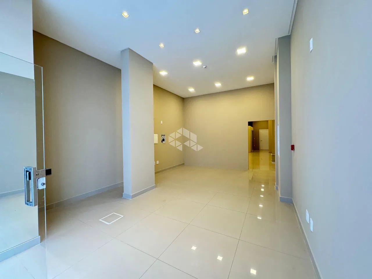 Sala comercial com 93m2 em Itapema com 1 vaga de garagem - Foto 2
