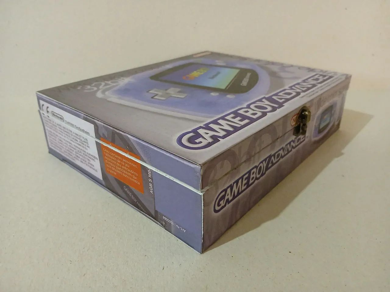 Caixa organizadora Game Boy Advance em madeira. 
