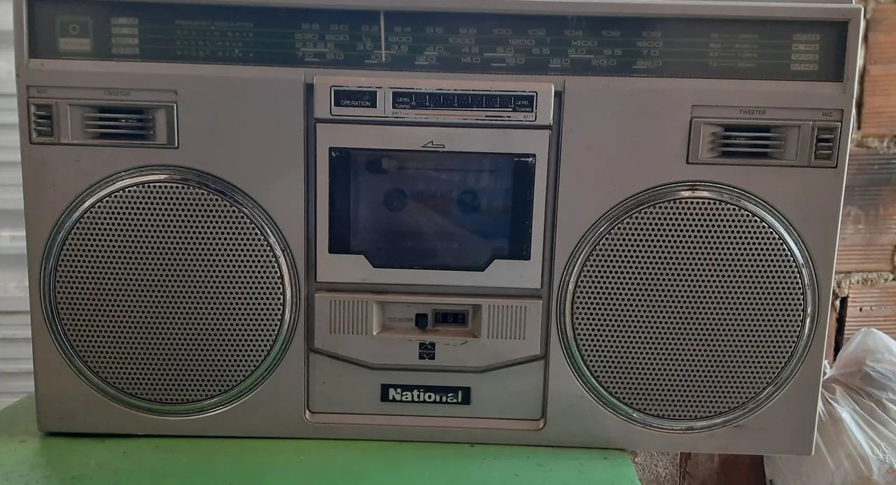 Rádio gravador antigo 