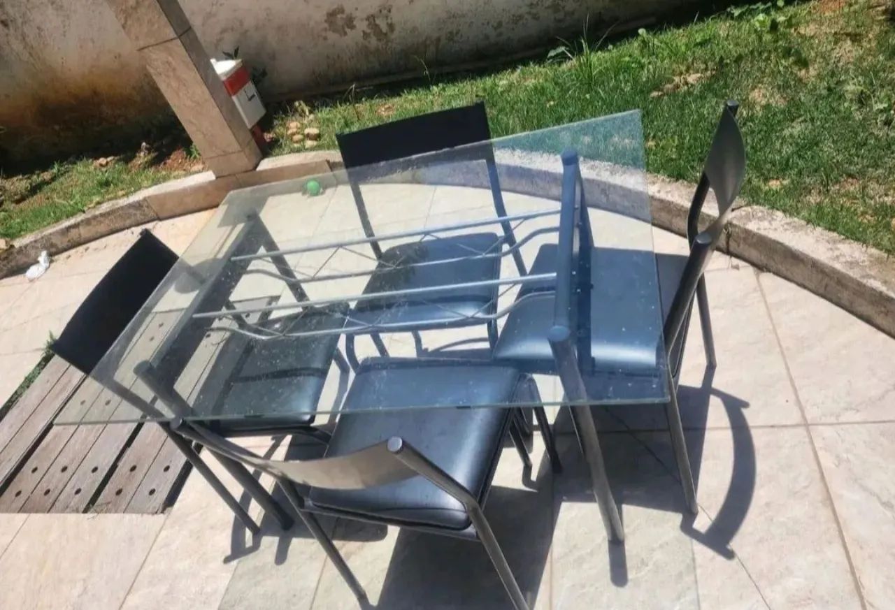 MESA DE VIDRO COM CADEIRAS ESTOFADAS