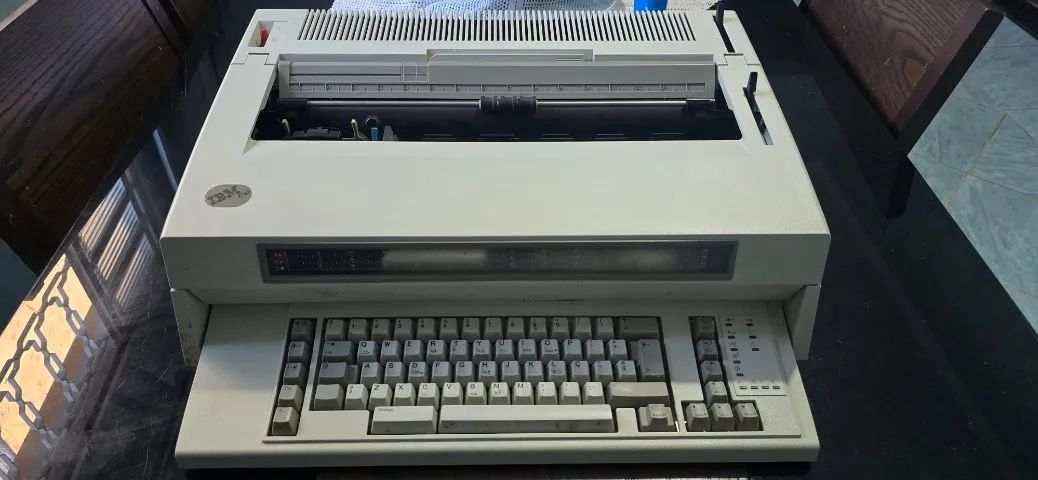 Máquina de Escrever Eletrônica IBM 6783 + Cabo Original (Para Decoração/Peças)