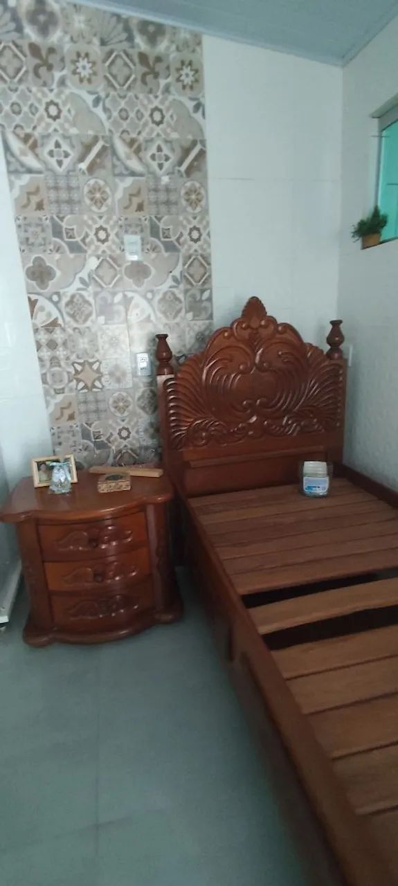 Vendo cama de mogno trabalhado.