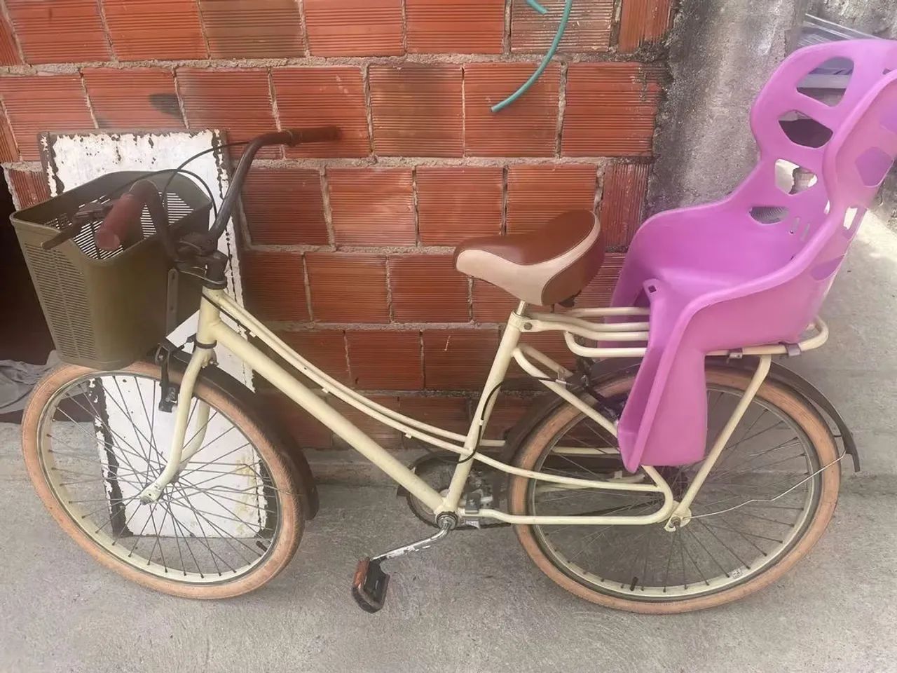Bicicleta retrô em perfeitas condições.