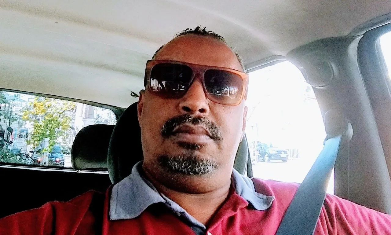 Motorista com carro  - Foto 2