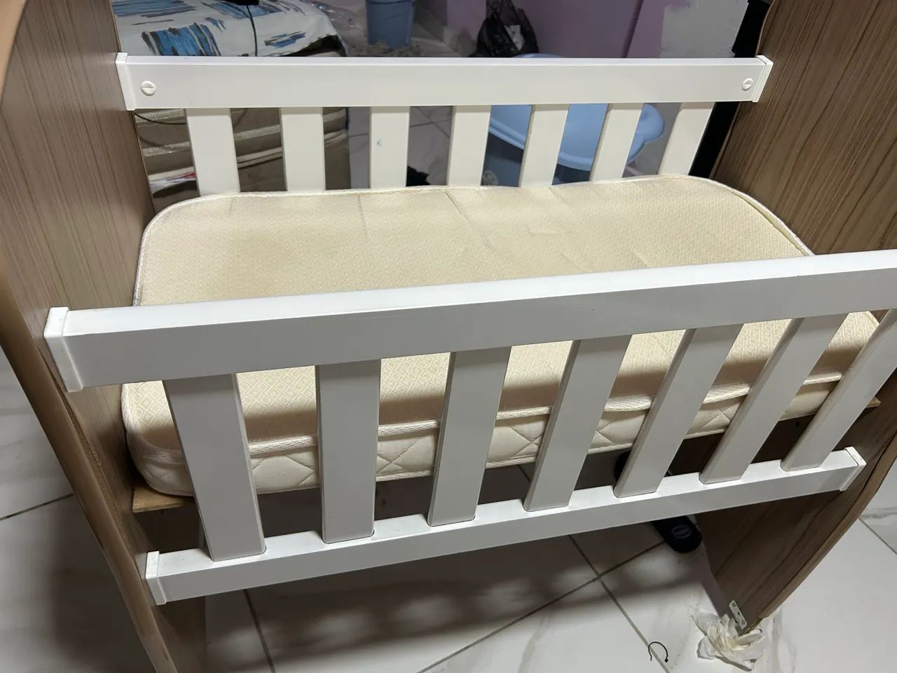 Vendo mini berço marrom e branco 
