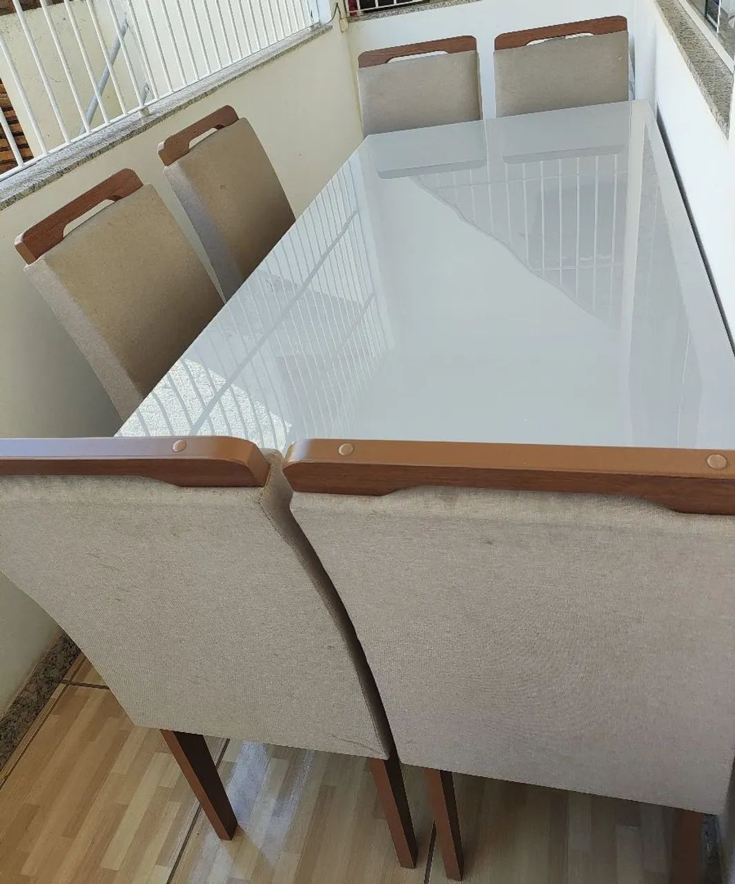 Mesa off white com tampo de vidro e 6 cadeiras
