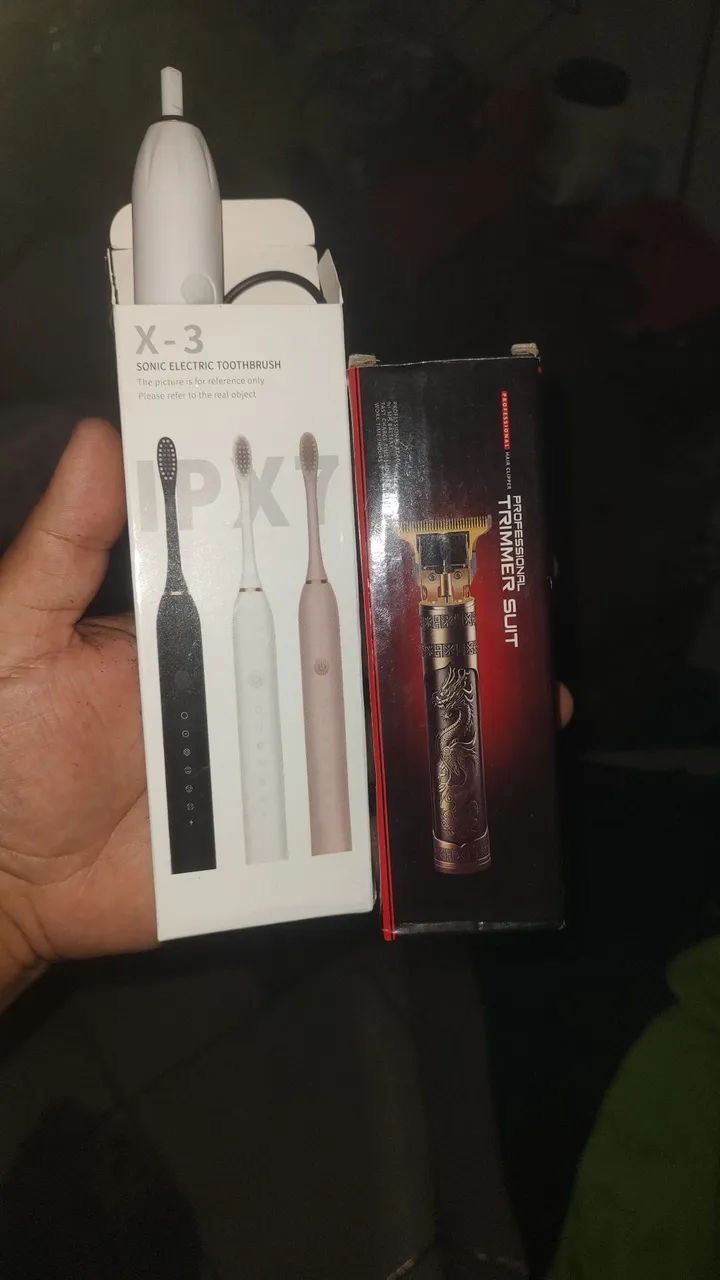 Marquinha de cortar cabelo e escova de dente elétrica 
