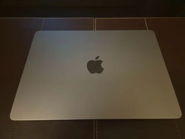 MACBOOK AIR M3 2024 8 GB 256 SSD BATERIA 100% 22 cilcos 