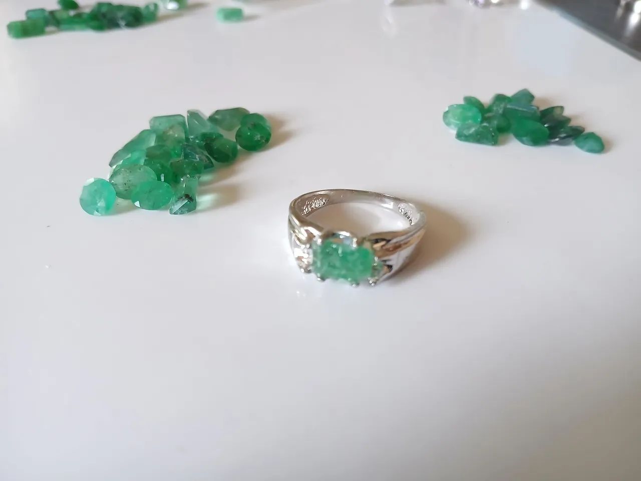 Anel masculino com esmeralda extra. Elegância, liderança e Poder