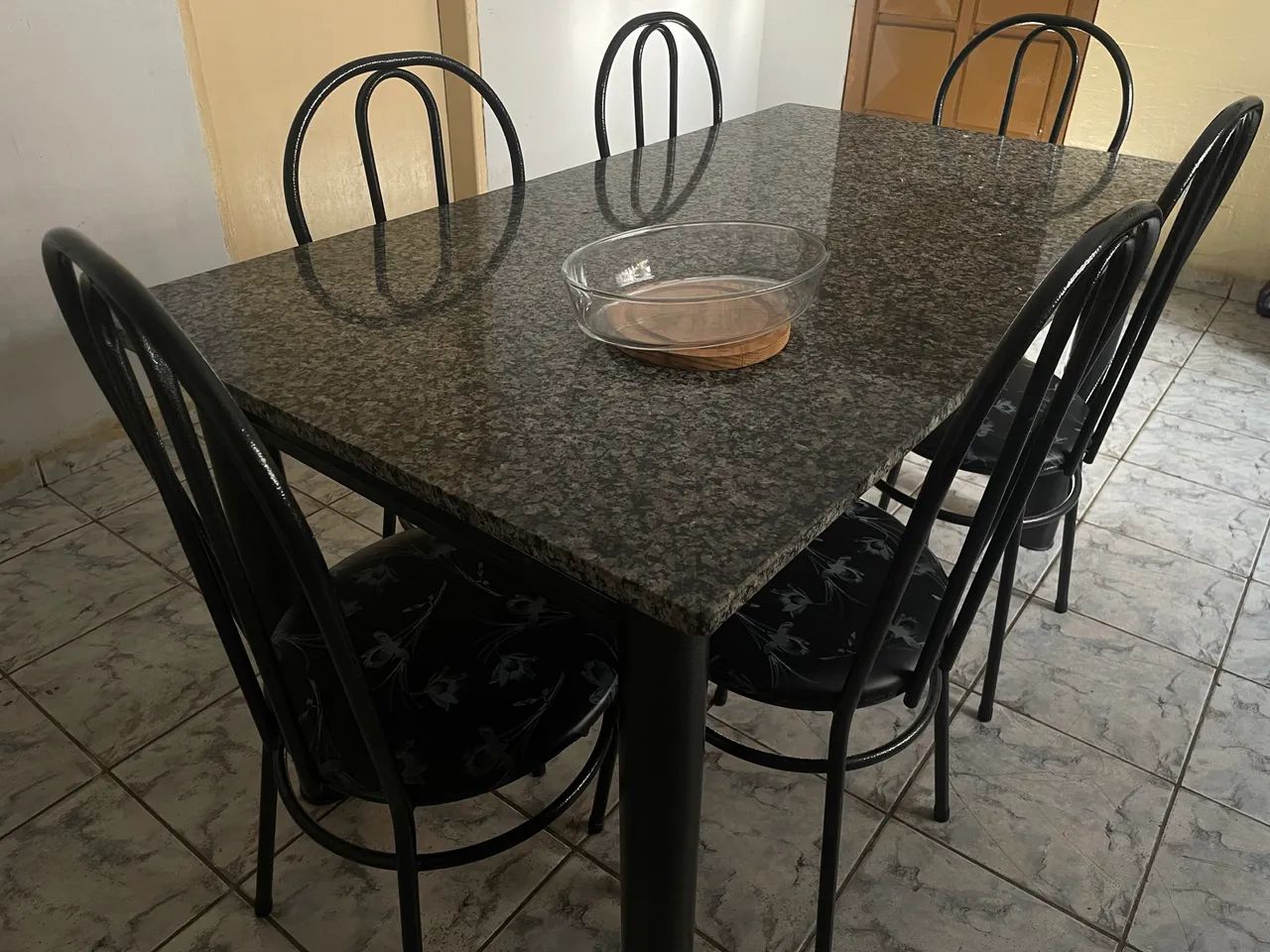 Mesa de mármore 6 cadeiras