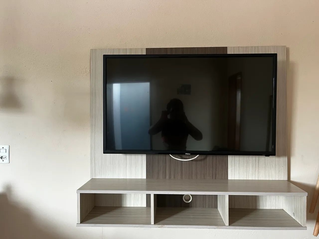 Painel de TV Suspenso com Nichos - Excelente Estado - Foto 4