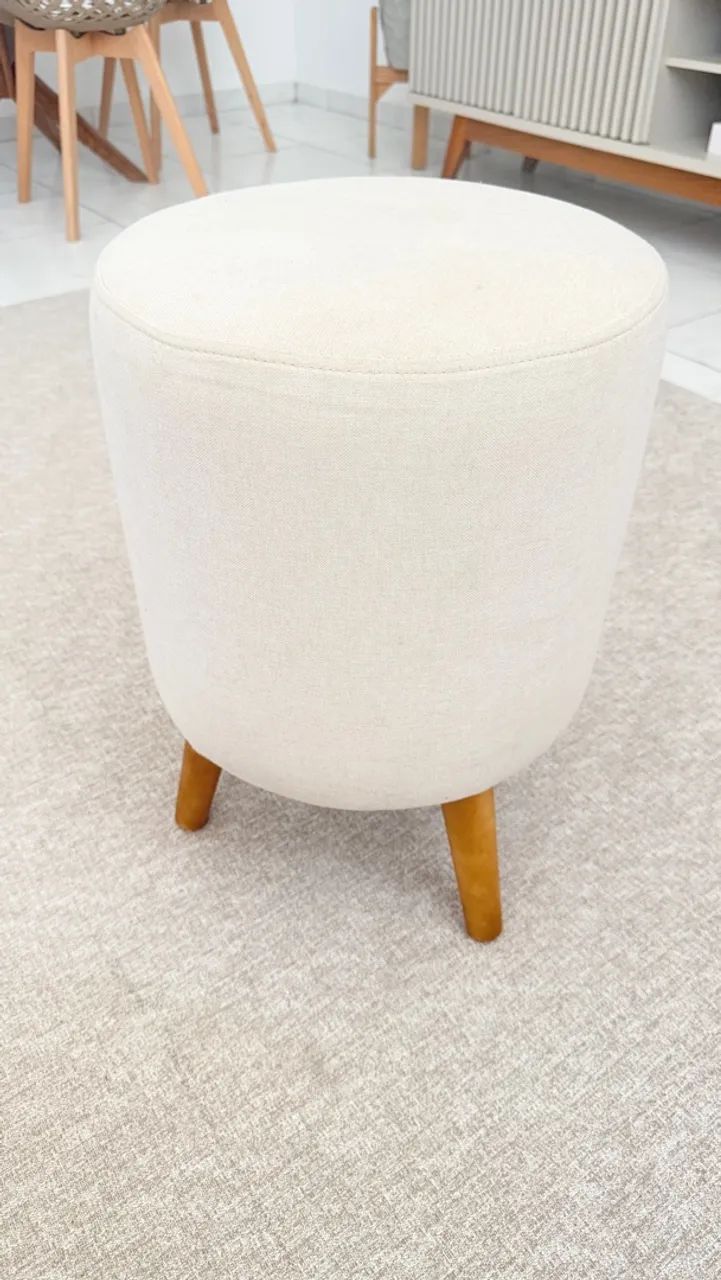 Banqueta Puff R$70 Usado. Material linho com pés de madeira - Foto 2