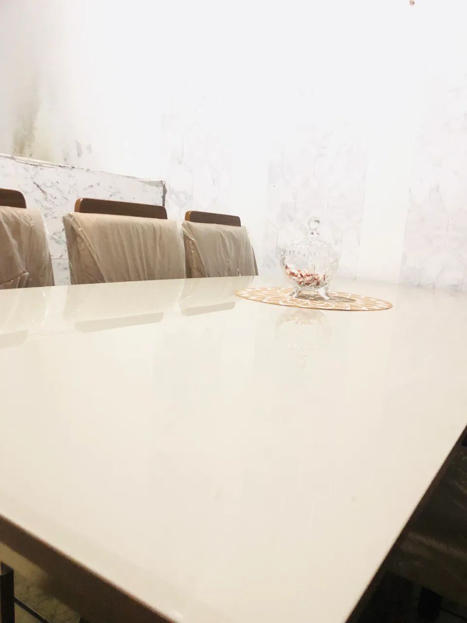Vendo mesa com 6 cadeiras / motivo: mudança 