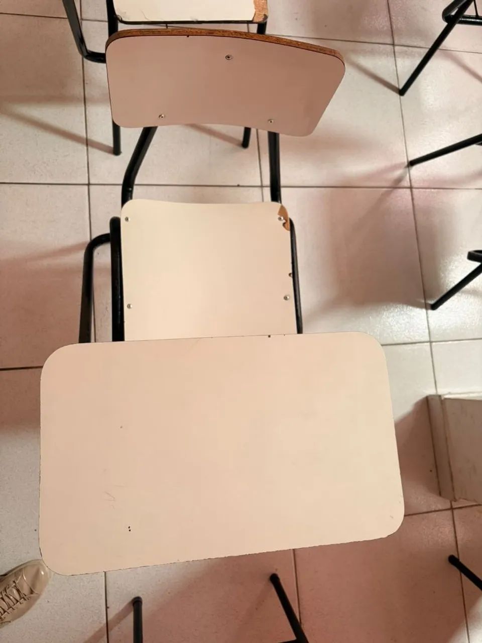 Vendo mesas e cadeiras escolar - Foto 4