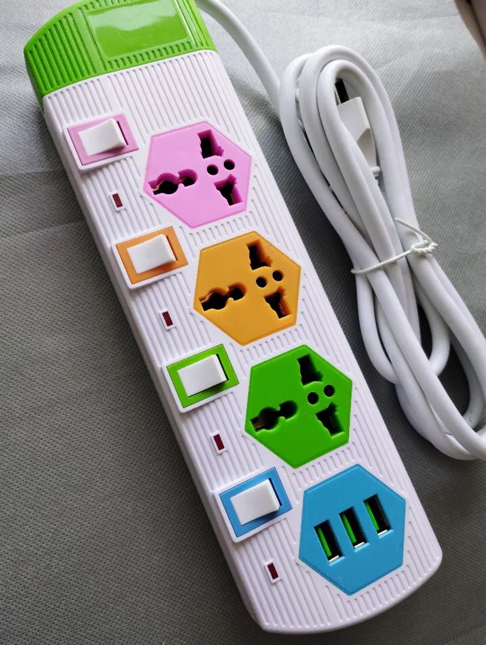 Extensão de tomada com plugs europeu e 3 USB-A - Foto 3