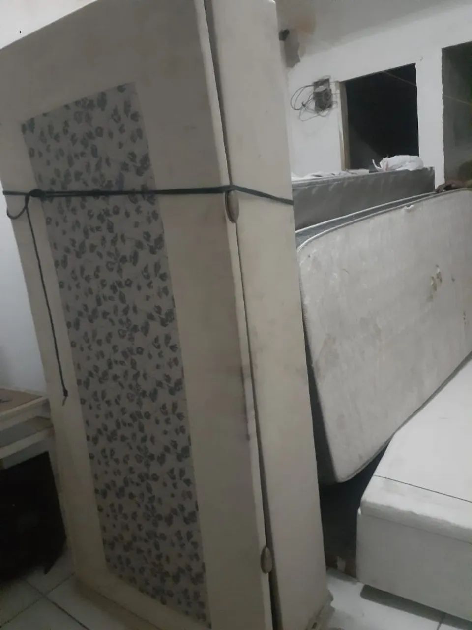 Duas camas solteiro baú e um colchão  - Foto 3