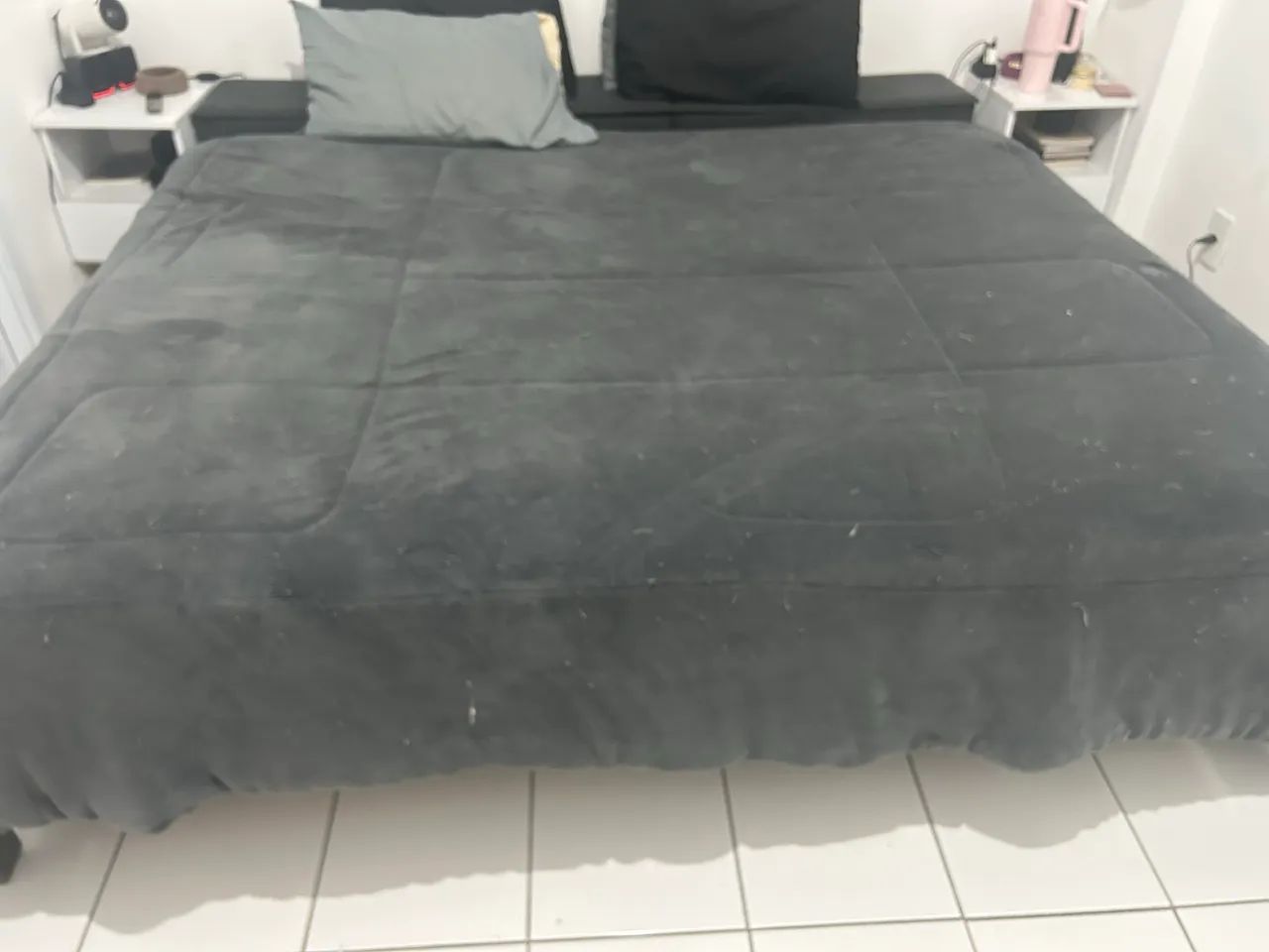 Cama Queen + colchão + 2 mesinhas de cabeceira. - Foto 3