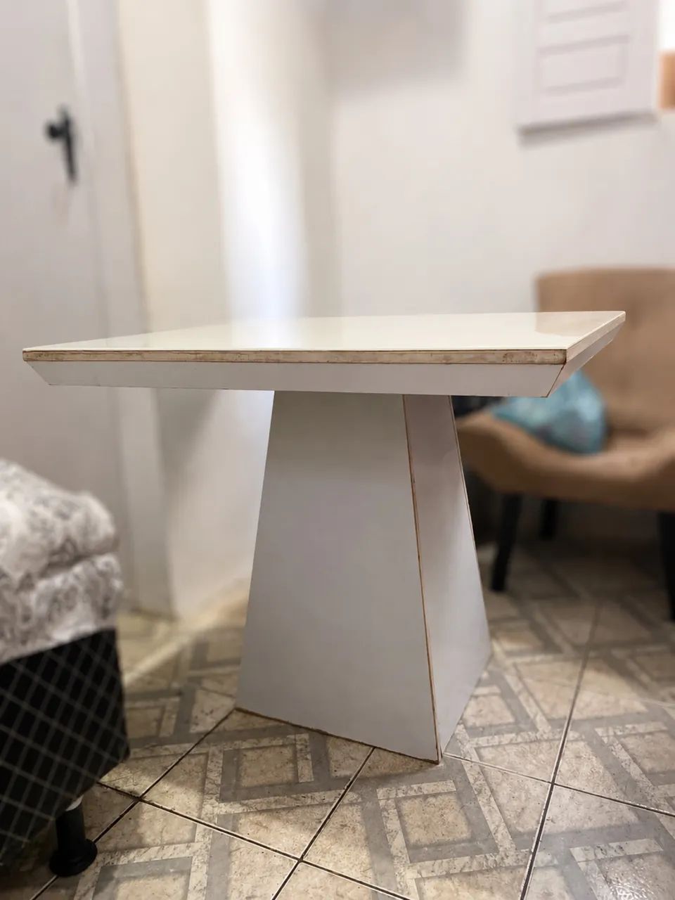     Mesa de Jantar Branca Moderna com Base Central - Conservada - Foto 4