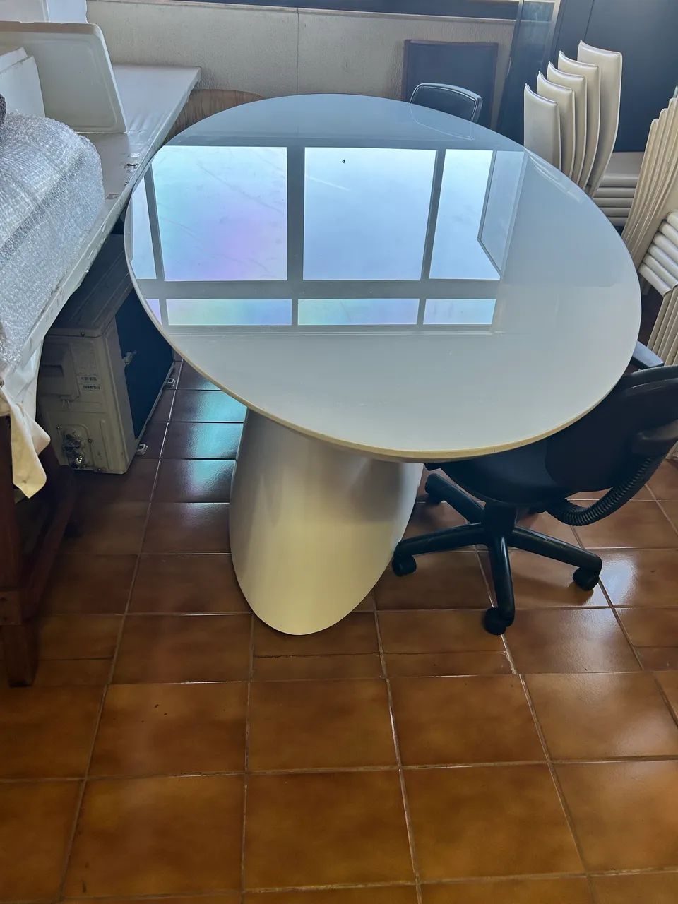 Mesa oval grande em laca branca e vidro - 2,70 m