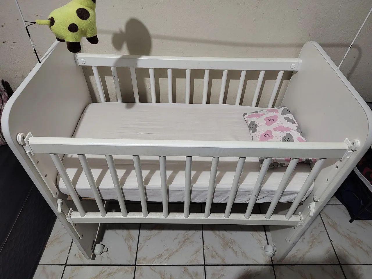 Berço americano branco com rodinhas e trava de segurança e com colchão - Foto 4