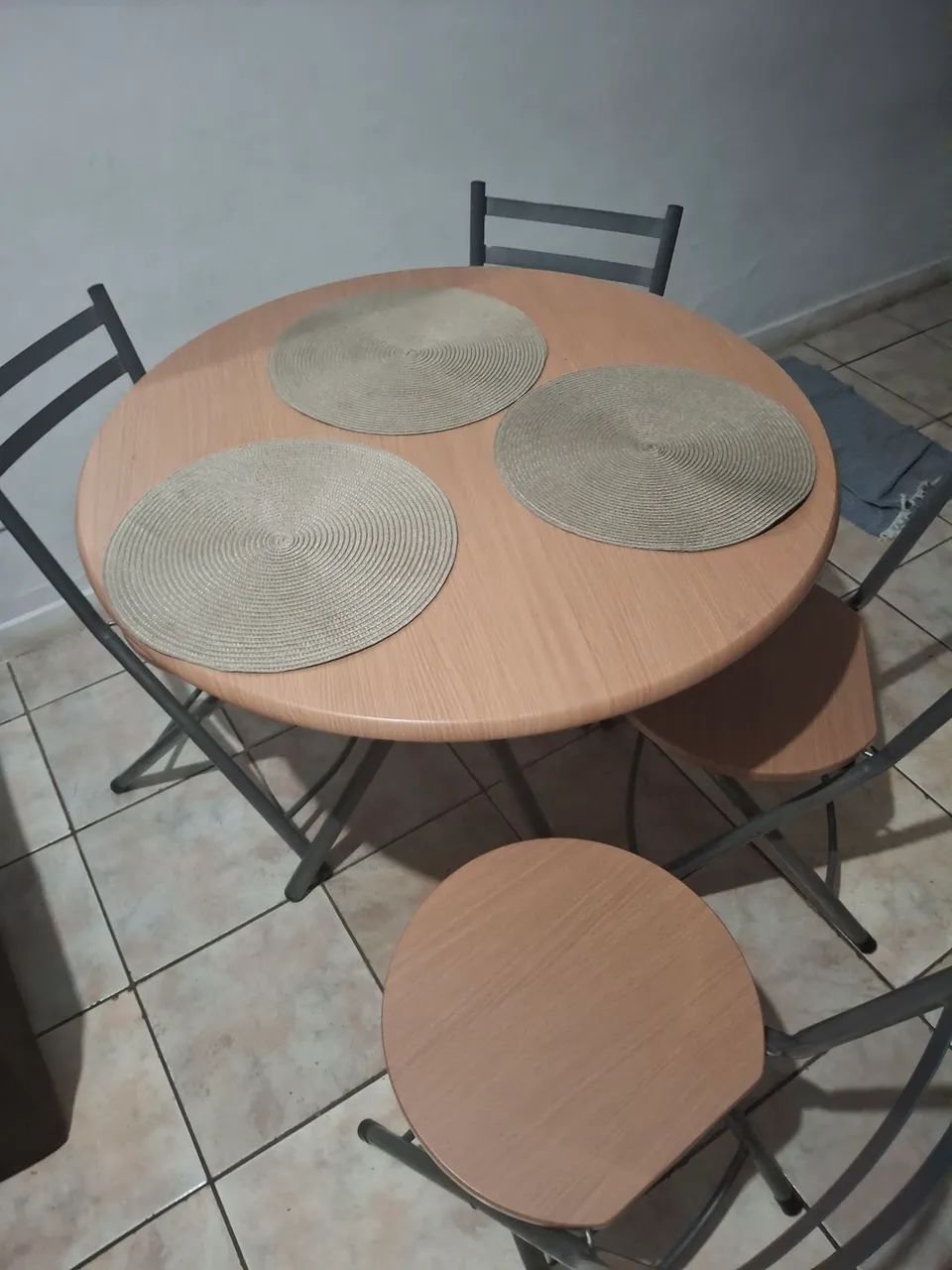 Mesa de Jantar Redonda com 4 Cadeiras - Excelente Estado - Foto 2